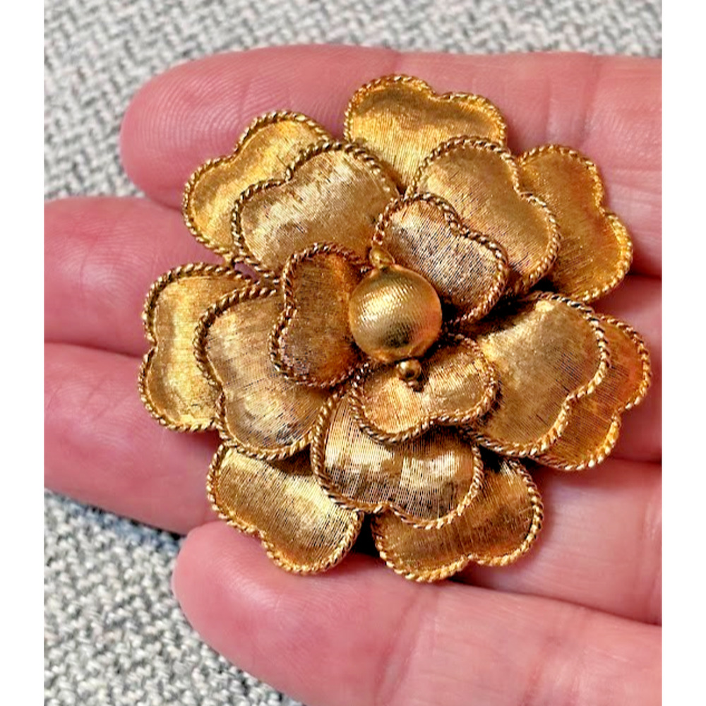 Vintage Samsan SA Heart Petal Flower Brooch Textured Gold Tone Mid Century Pin - Picture 7 of 9